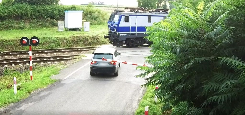 Wjechał na przejazd na czerwonym świetle