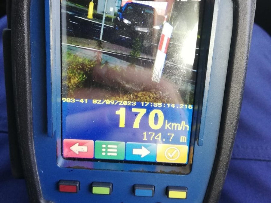 Nieodpowiedzialny kierowca bmw – Mandat i 40 punktów karnych za niebezpieczne zachowanie na drodze.