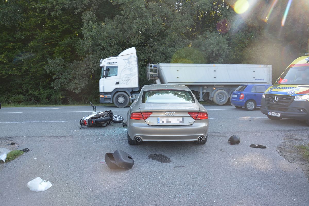 Policjantka i ratownik medyczny pomogli rannemu motocykliście.