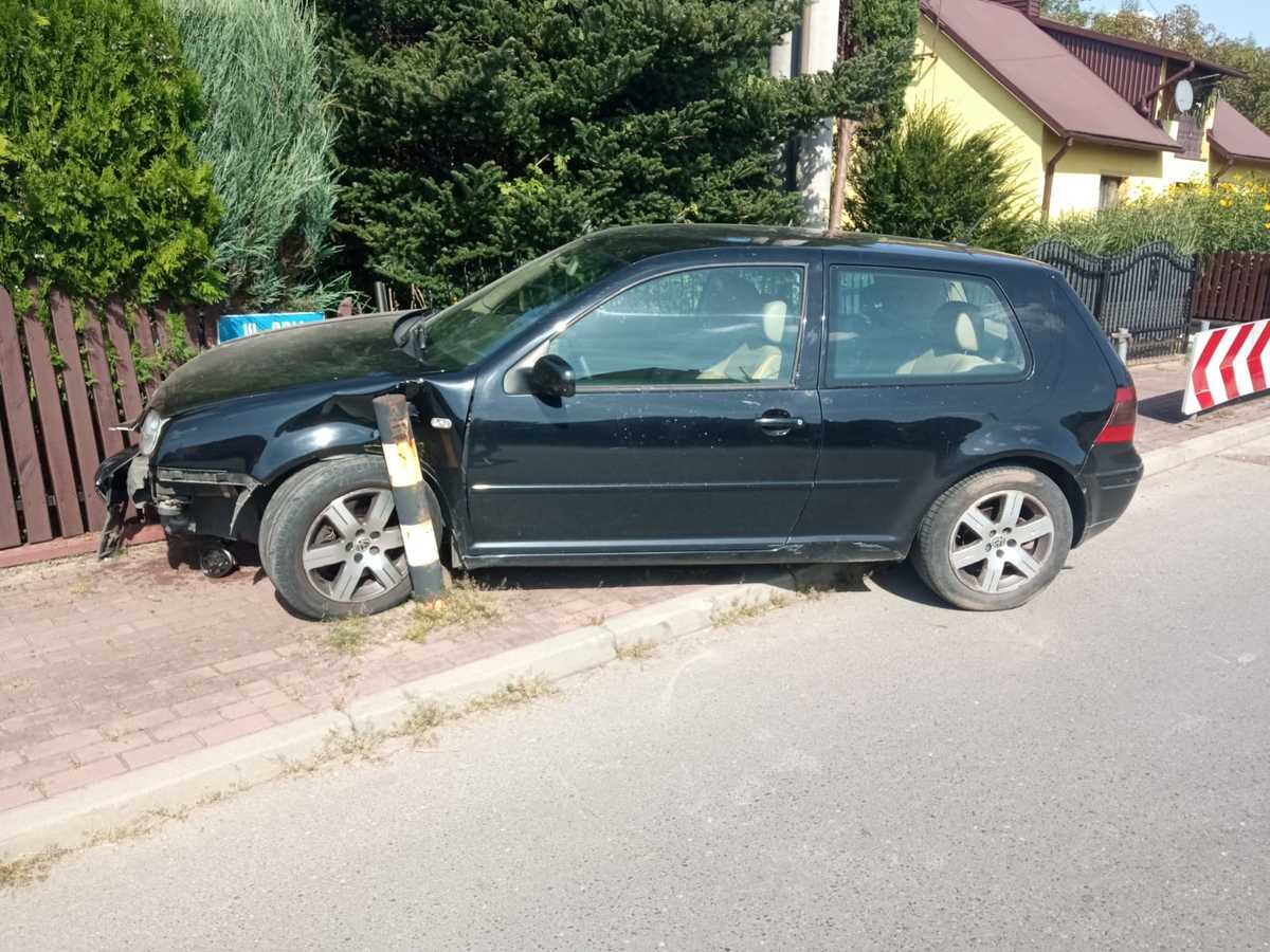 41-latek uciekał przed policją po pijaku. Stracił panowanie nad pojazdem i uszkodził znak drogowy