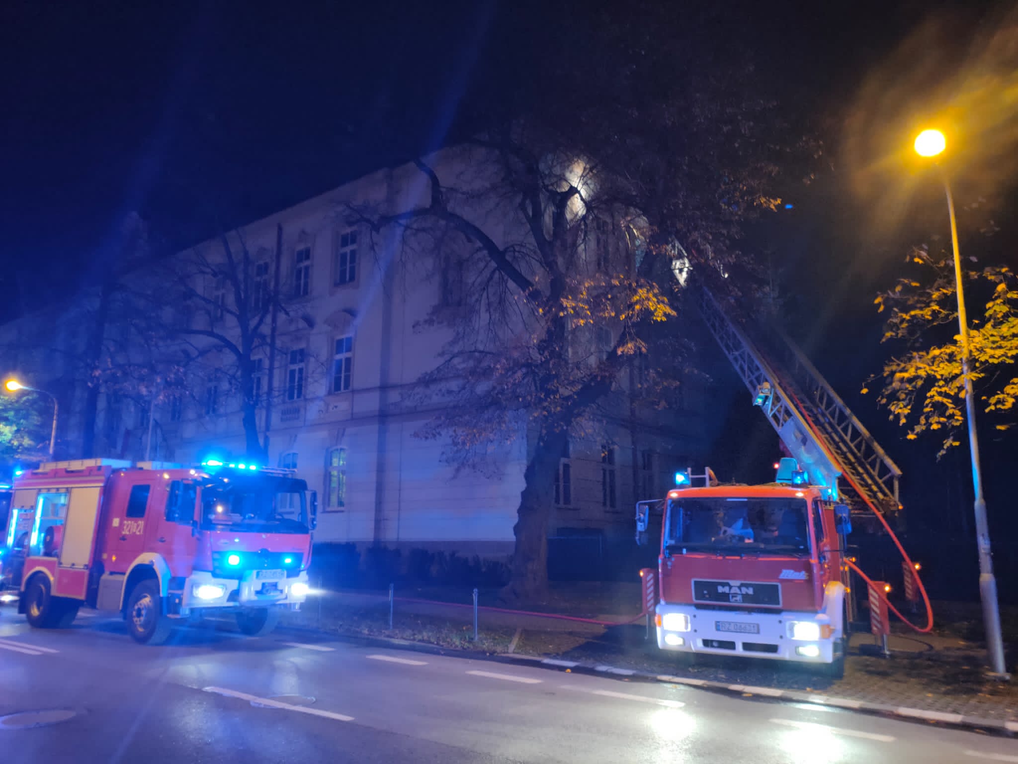 Pożar w II Liceum Ogólnokształcącym w Rzeszowie – Szybka Akcja Strażaków Zapobiegła Wielkim Stratom.
