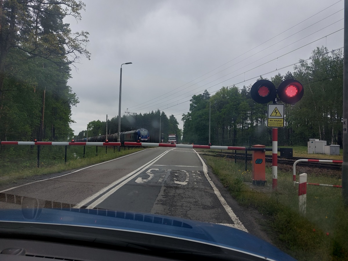 Nadzwyczajne Działania Policji w Nizinie – Uratowanie Mężczyzny przed Tragedią na Torowisku