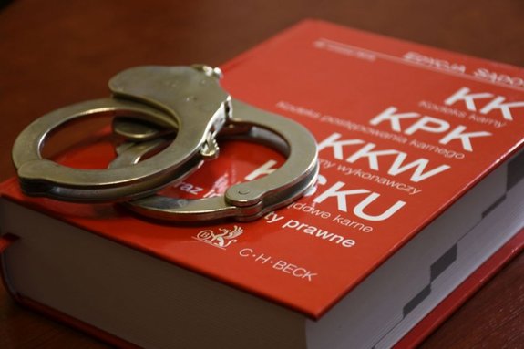 Mieszkaniec Mielca uszkodził drzwi do sklepu stacji paliw w Głogowie Małopolskim - Grozi mu do 5 lat pozbawienia wolności.