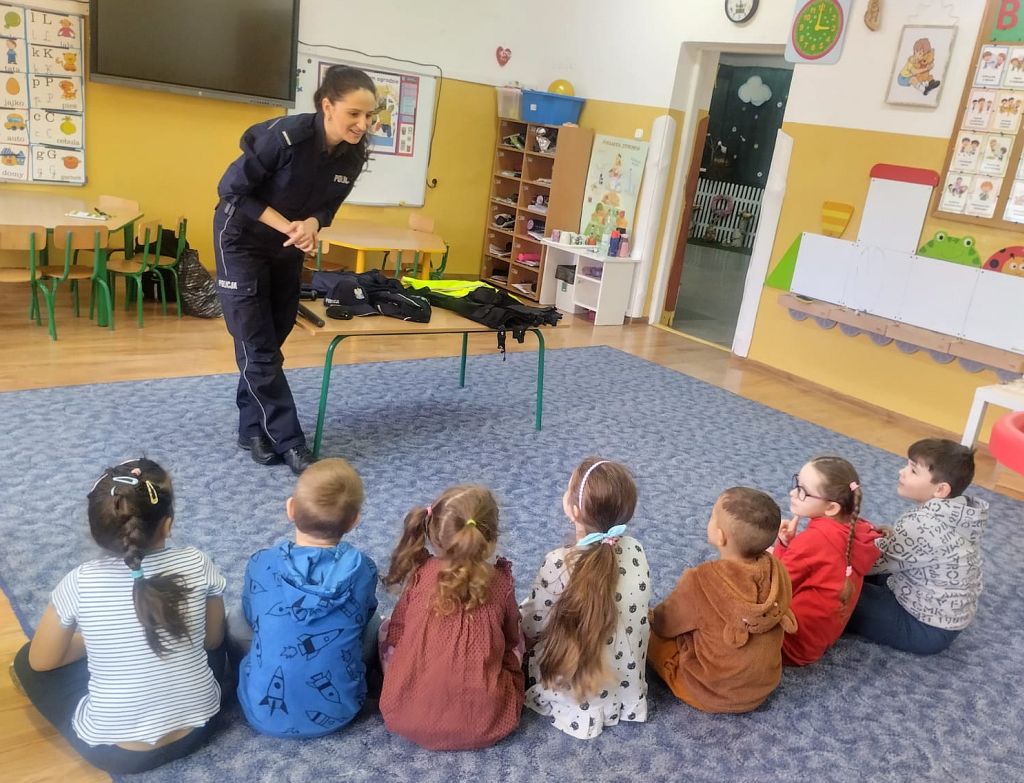 Policjantka z jarosławskiej jednostki, st. post. Wioletta Wywrot-Głąb, odwiedziła Oddział Przedszkolny Szkoły Filialnej Szkoły Podstawowej nr 1 im. Jana Pawła II w Świebodnej w ramach działań profilaktycznych mających na celu edukację najmłodszych w zakresie bezpieczeństwa. Podczas spotkania z dziećmi policjantka omówiła zasady bezpiecznego zachowania się na drodze, przypomniała podstawowe przepisy kodeksu drogowego oraz ważność elementów odblaskowych dla pieszych. Ponadto poruszyła temat zachowania wobec obcych osób, zaznaczając, że nie należy z nimi rozmawiać ani udzielać im informacji osobistych. Jednym z istotnych punktów spotkania była także rozmowa na temat postępowania w przypadku spotkania agresywnego psa oraz informacja, jak i do kogo należy się zwrócić o pomoc w trudnych sytuacjach. Podczas wizyty policjantka przybliżyła dzieciom swoją pracę oraz przedstawiła elementy policyjnego wyposażenia używanego w codziennej służbie. Najmłodsi mieli również okazję przymierzyć policyjne umundurowanie i pozować do zdjęć. Na zakończenie spotkania wszystkie dzieci otrzymały pluszowe maskotki, które zostały przekazane z inicjatywy stowarzyszenia IPA - Region Przeworsk. Inicjatywa ta ma na celu nie tylko edukację dzieci w zakresie bezpieczeństwa, ale także budowanie pozytywnych relacji między najmłodszymi, a funkcjonariuszami policji. Działania profilaktyczne takie jak te są niezwykle istotne dla zapewnienia bezpieczeństwa i ochrony najmłodszych członków społeczeństwa.