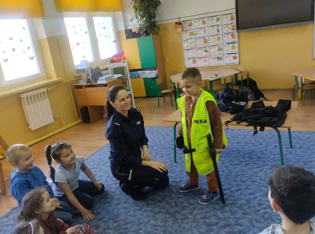 Policjantka w przedszkolu - o bezpieczeństwie z "Biedronkami