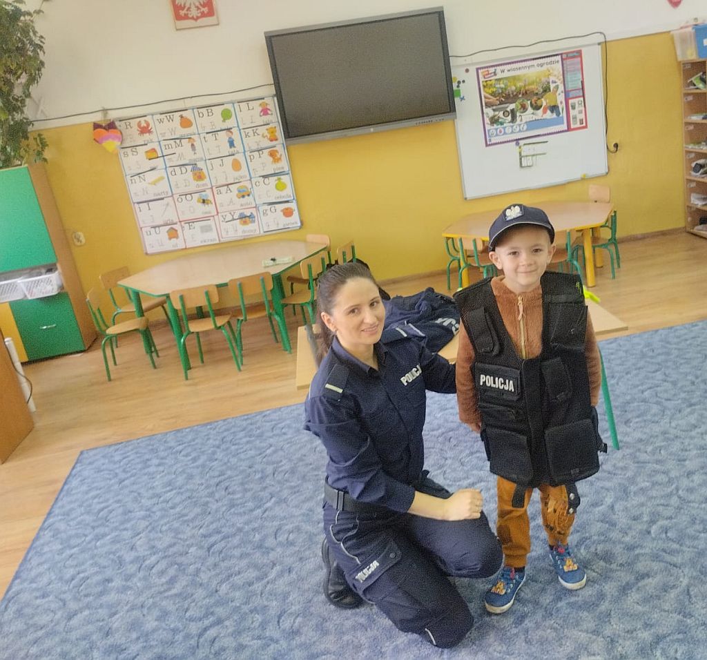 Policjantka w przedszkolu - o bezpieczeństwie z "Biedronkami