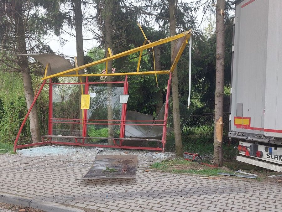 Tragiczny wypadek w Tyczynie: 8 rannych, w tym dwie osoby piesze