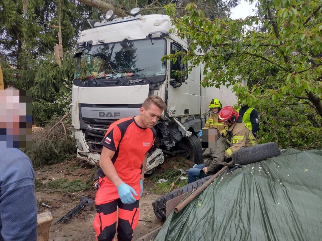 Tragiczny wypadek w Tyczynie: 8 rannych, w tym dwie osoby piesze