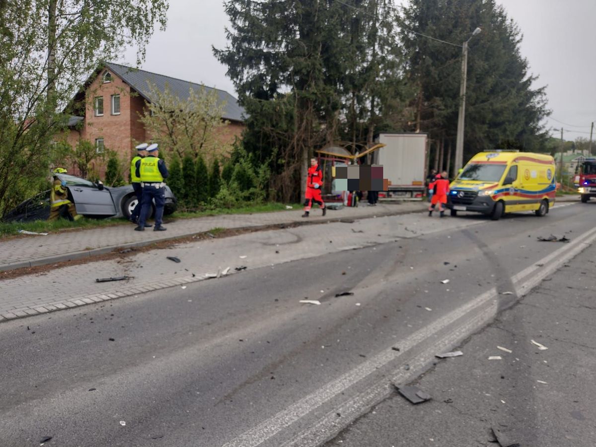 Tragiczny wypadek w Tyczynie: 8 rannych, w tym dwie osoby piesze