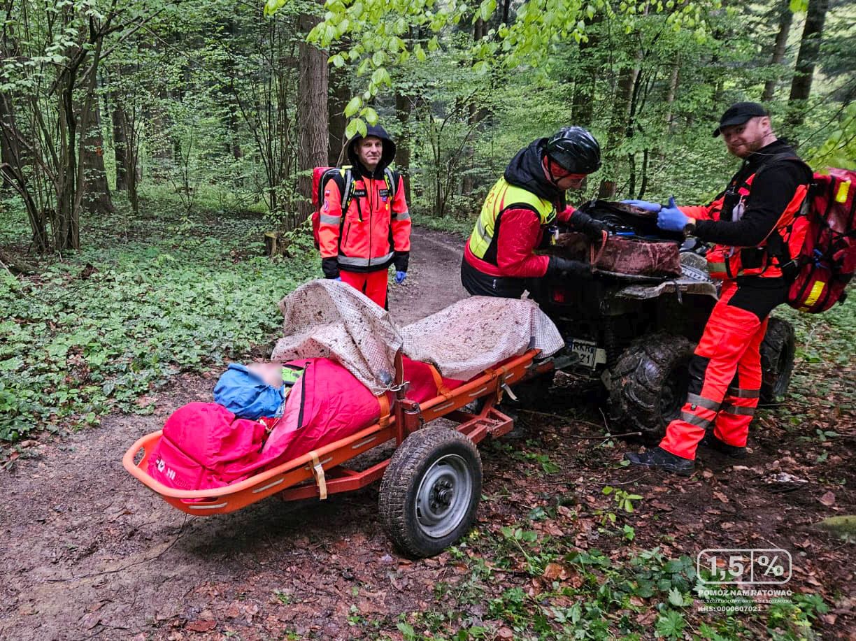 Dramatyczna ewakuacja mężczyzny z lesistego terenu koło Dukli