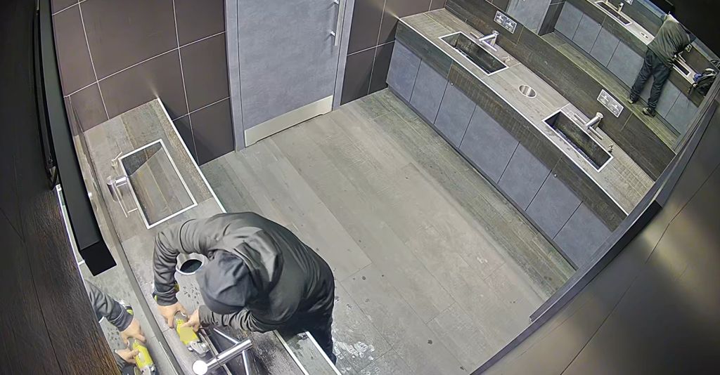 Zatrzymany mężczyzna zniszczył dwie baterie umywalkowe w galerii w Jarosławiu. Grozi mu kara do 5 lat więzienia