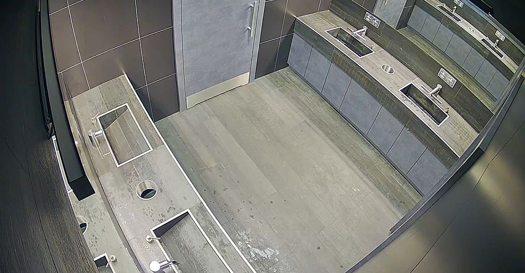 Zatrzymany mężczyzna zniszczył dwie baterie umywalkowe w galerii w Jarosławiu. Grozi mu kara do 5 lat więzienia