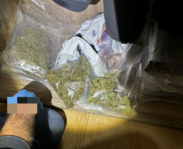 Zatrzymany mężczyzna w Rzeszowie miał prawie 2 kg narkotyków. Grozi mu kara do 10 lat więzienia.