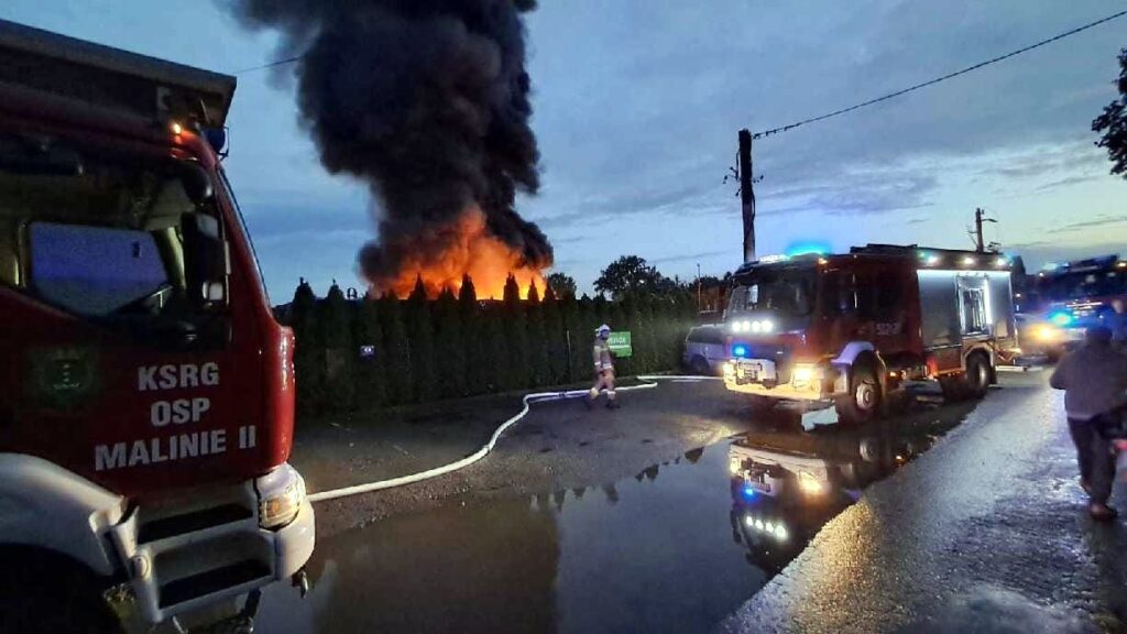 Strażacy gaszą pożar składowiska wraków samochodowych w Maliniu!