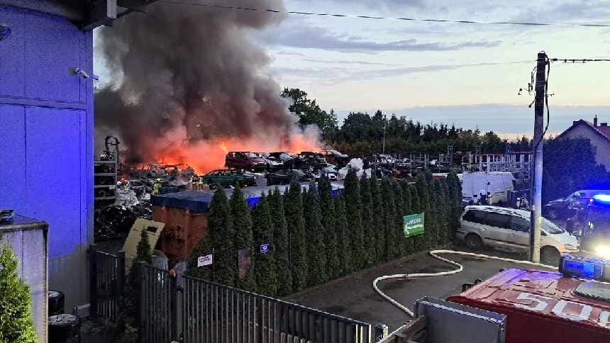 Strażacy gaszą pożar składowiska wraków samochodowych w Maliniu!