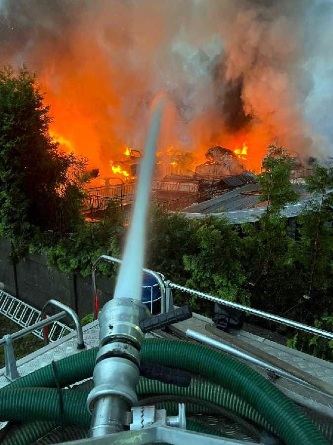 Strażacy gaszą pożar składowiska wraków samochodowych w Maliniu!