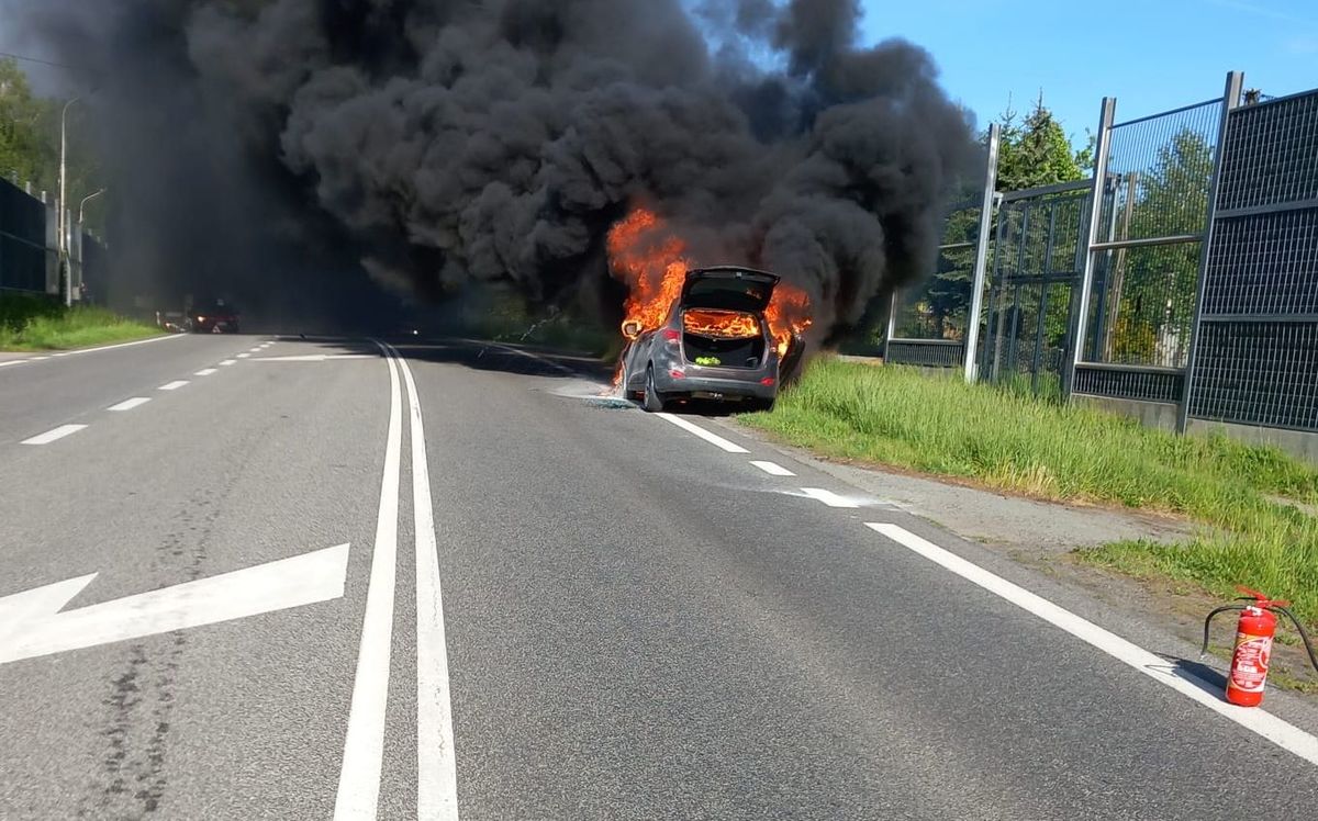 Policjanci z Trzciany uratowali samochód przed spaleniem!