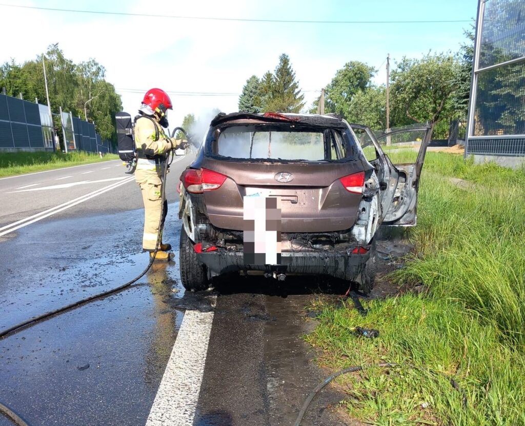 Policjanci z Trzciany uratowali samochód przed spaleniem!