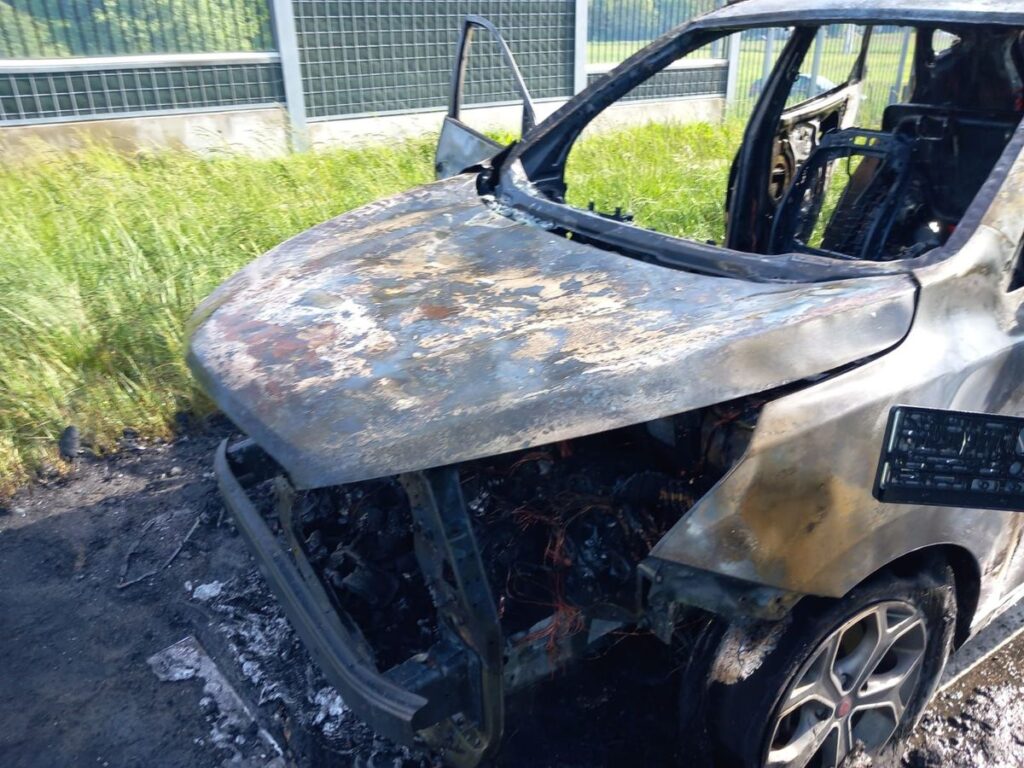 Policjanci z Trzciany uratowali samochód przed spaleniem!