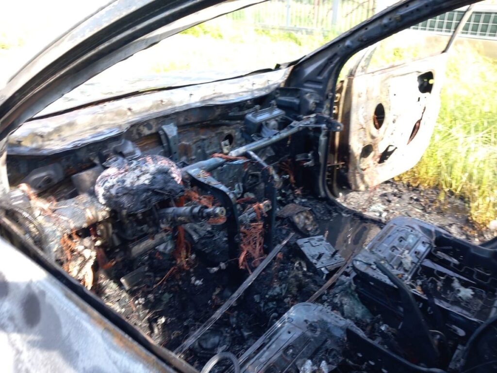 Policjanci z Trzciany uratowali samochód przed spaleniem!