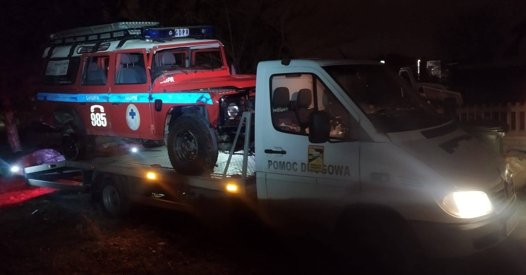 Land Rover na lawecie w drodze do naprawy we Wrocławiu – efekt udanej zrzutki.